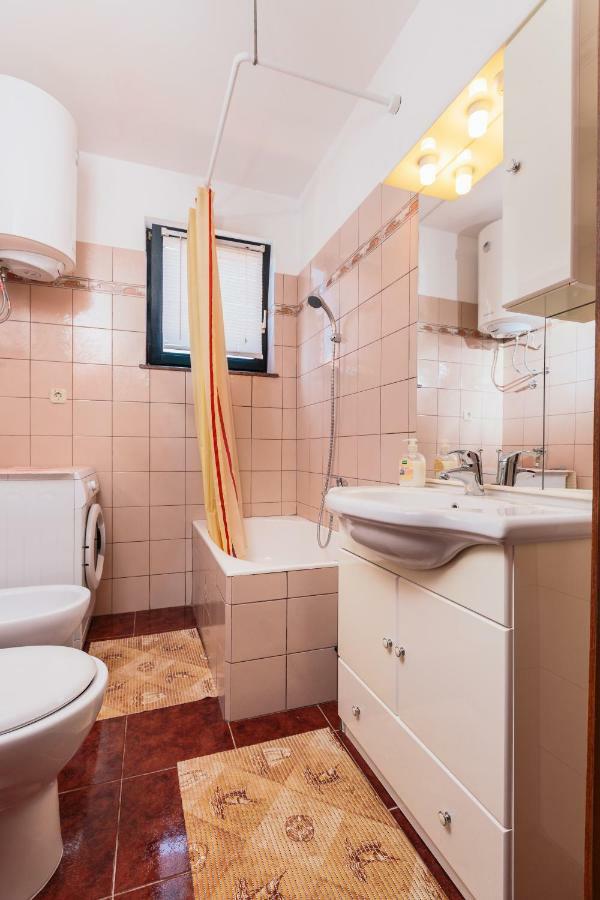 Andela Apartment Pula Ngoại thất bức ảnh